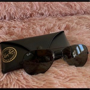 Black Ray-Ban aviators!